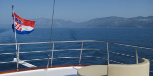 Blick von Segelschiff auf die kroatische Küste