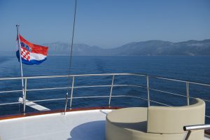 Blick von Segelschiff auf die kroatische Küste