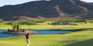 Das Bild zeigt einen Golfspieler am Green. Im Playitas Resort auf Fuerteventure wird auf Erholung, Wellness und aktive Bewegung gesetzt.