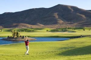 Das Bild zeigt einen Golfspieler am Green. Im Playitas Resort auf Fuerteventure wird auf Erholung, Wellness und aktive Bewegung gesetzt. 