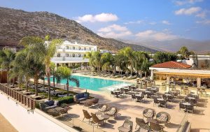 Hotelresort Sentido Kyknos Beach auf Kreta, Ansicht Außenanlage mit Blick auf einen Pool